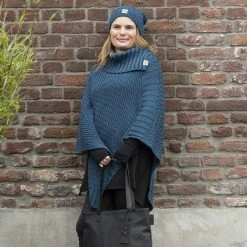 Begroting 😍 Knit Factory Nicky Gebreide Dames Poncho - Petrol - One Size - Met Opstaande Kraag 👍 -Dameskleding Verkoopwinkel 550x550 48